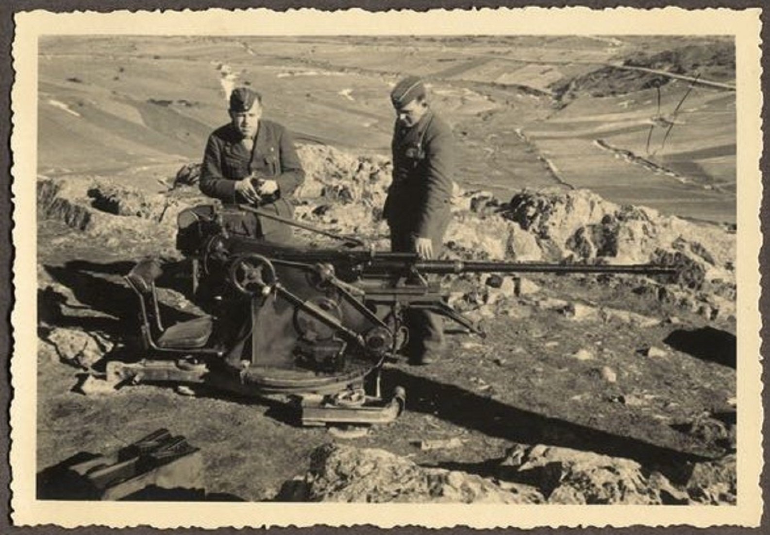 Soldados nazis de la Legión Cóndor en Bronchales en sus quehaceres diarios 